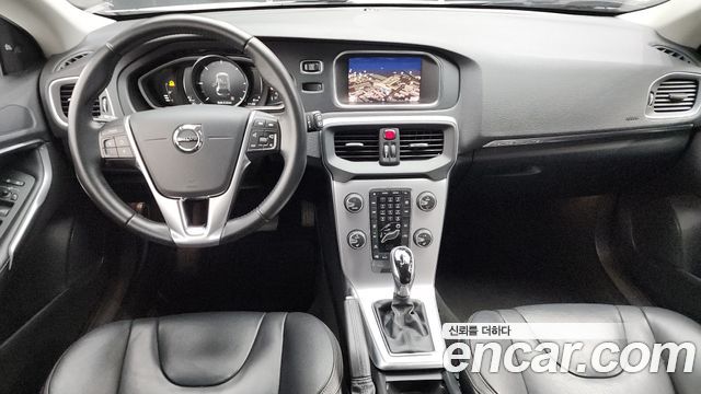Volvo V40 — interior
