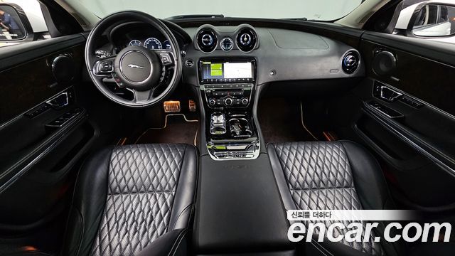 Jaguar XJ — interior
