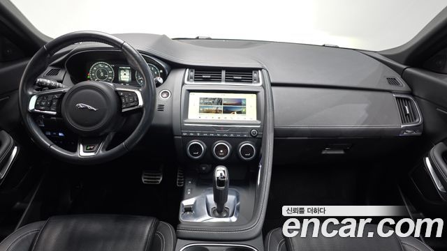 Jaguar E-Pace — interior