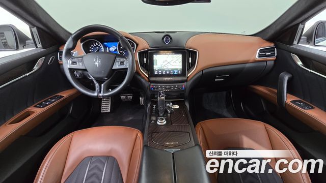 Maserati Ghibli — interior