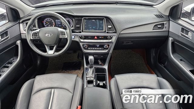 Hyundai Sonata — interior