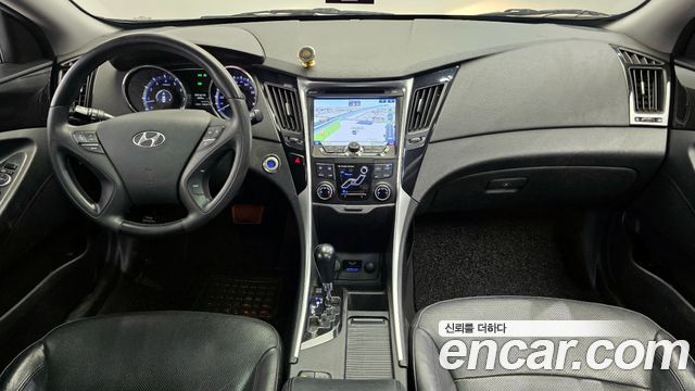 Hyundai Sonata — interior
