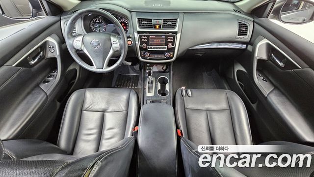 Nissan Altima — interior