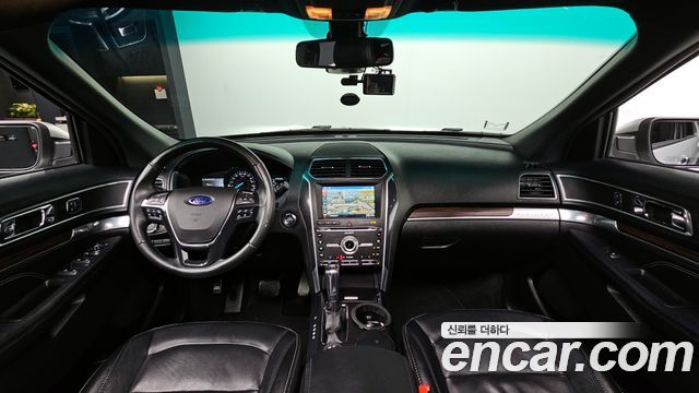 Ford Explorer — interior