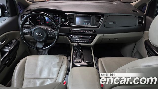 Kia Carnival — interior
