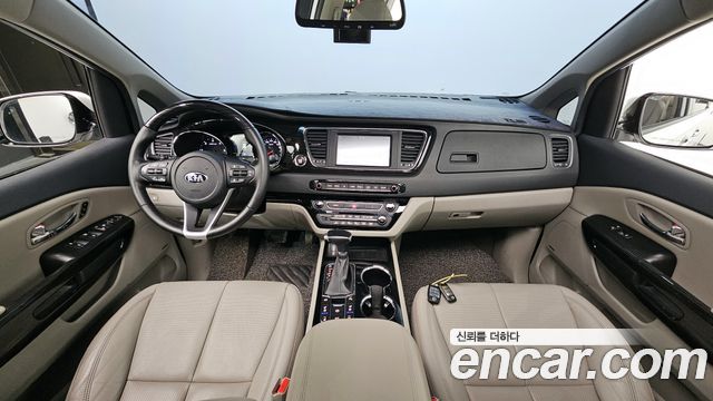Kia Carnival — interior