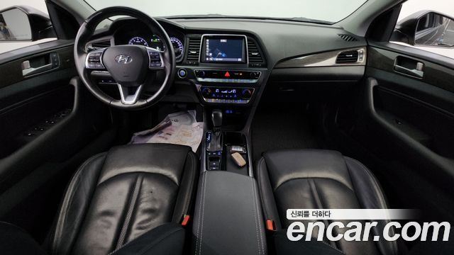 Hyundai Sonata — interior
