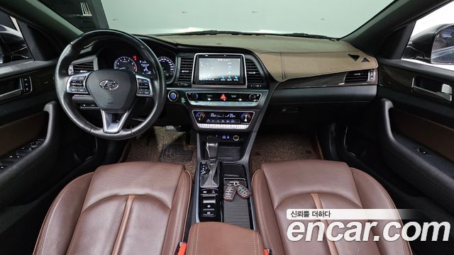 Hyundai Sonata — interior