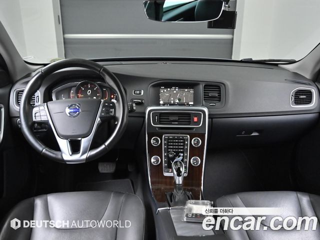 Volvo V60 — interior