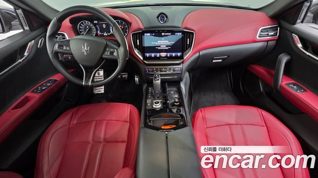 Maserati Ghibli — interior