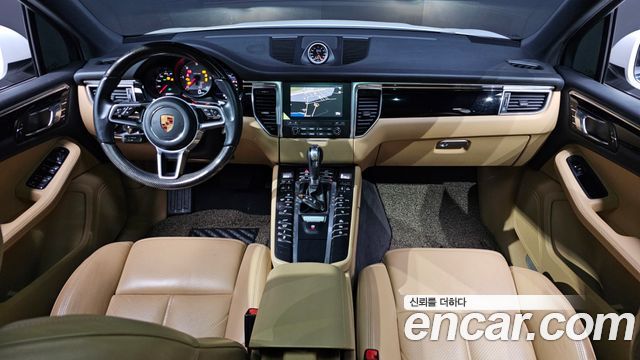 Porsche Macan — interior