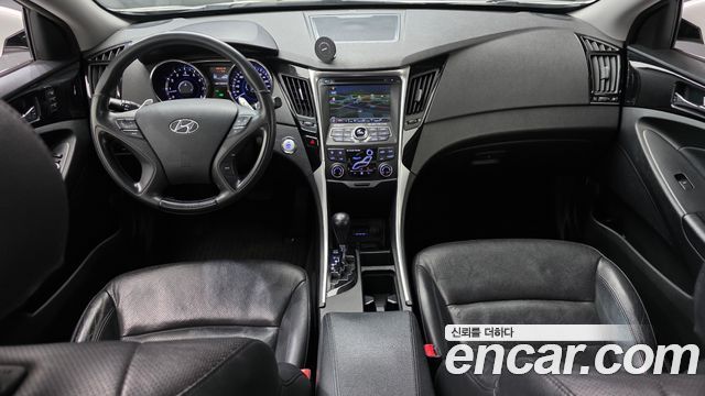 Hyundai Sonata — interior