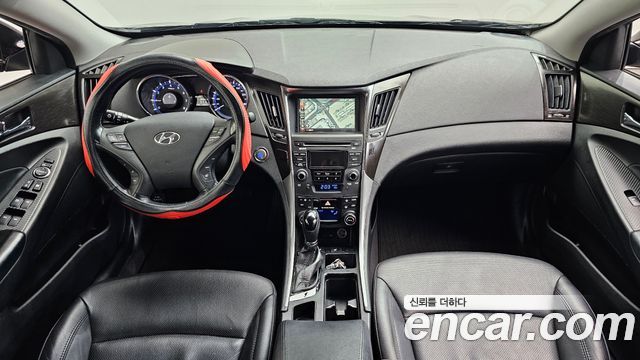 Hyundai Sonata — interior