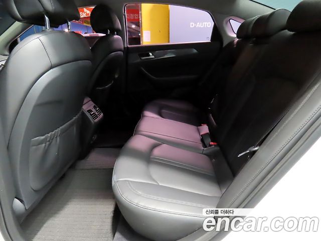 Hyundai Sonata — interior