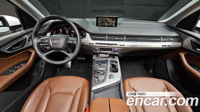 Audi Q7 — interior