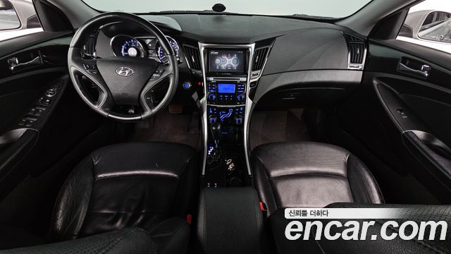 Hyundai Sonata — interior