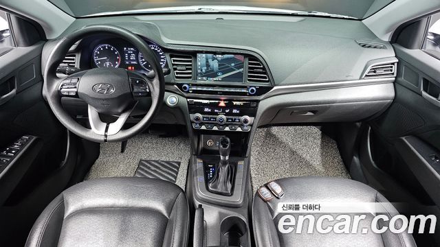 Hyundai Avante — interior