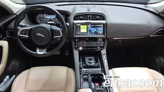 Jaguar F-Pace — interior