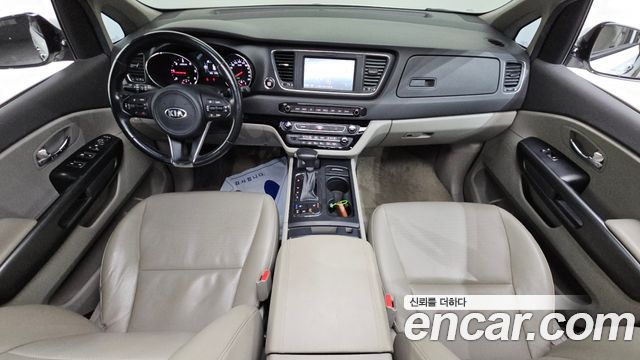 Kia Carnival — interior