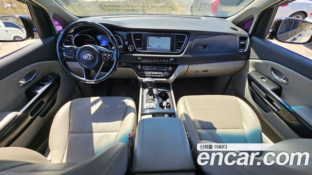 Kia Carnival — interior
