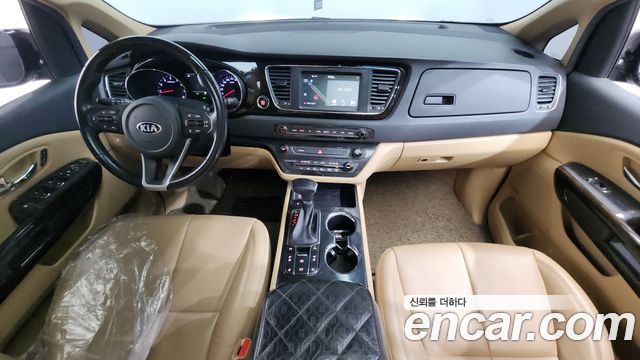 Kia Carnival — interior