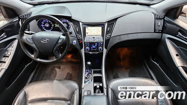 Hyundai Sonata — interior