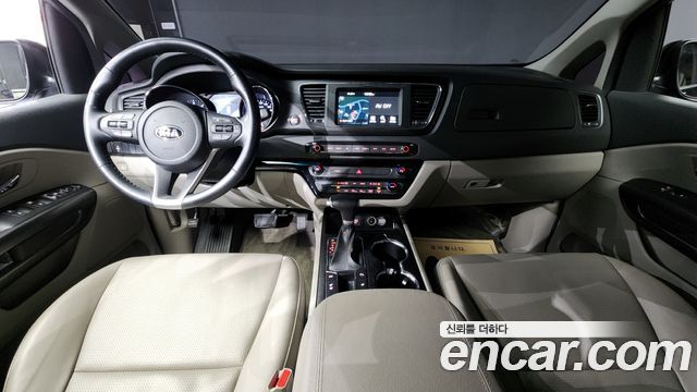 Kia Carnival — interior