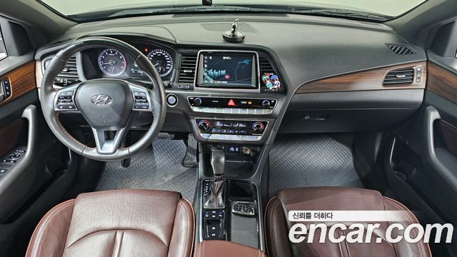 Hyundai Sonata — interior