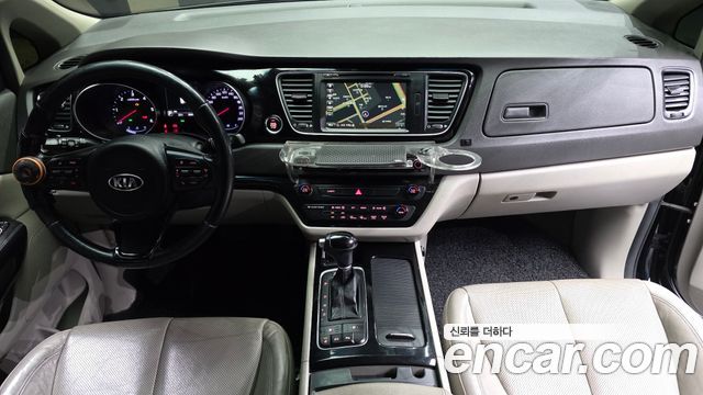 Kia Carnival — interior
