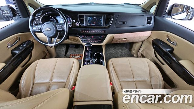 Kia Carnival — interior