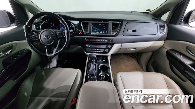 Kia Carnival — interior