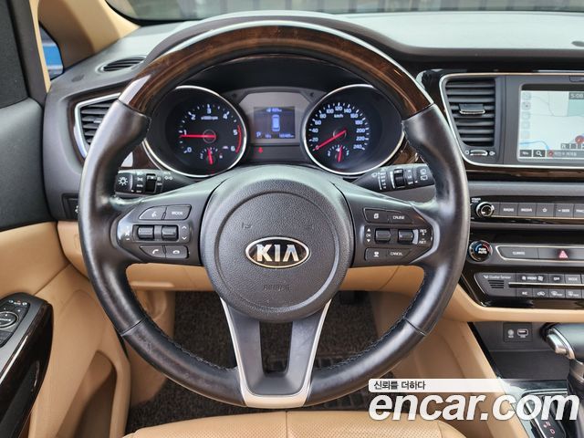 Kia Carnival — interior