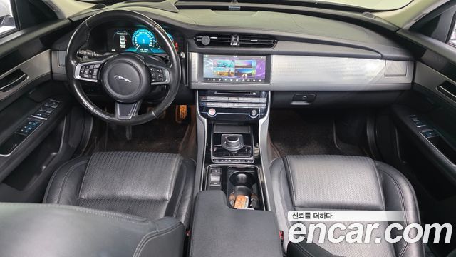 Jaguar XF — interior