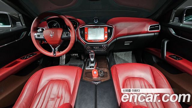 Maserati Ghibli — interior