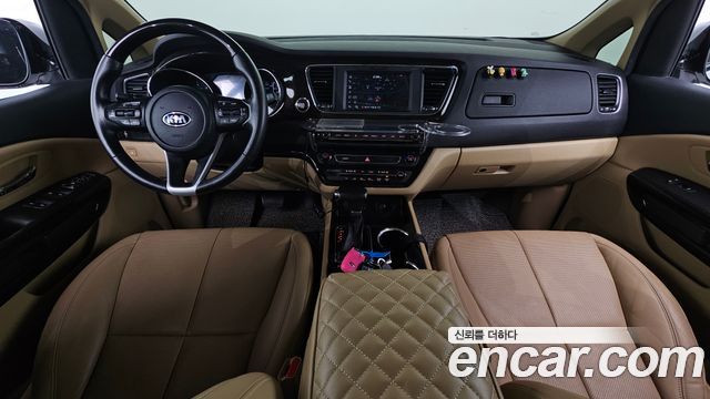 Kia Carnival — interior
