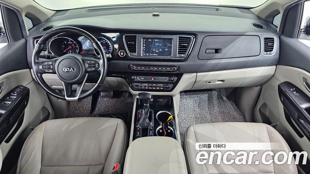 Kia Carnival — interior