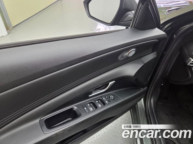 Hyundai Avante — interior