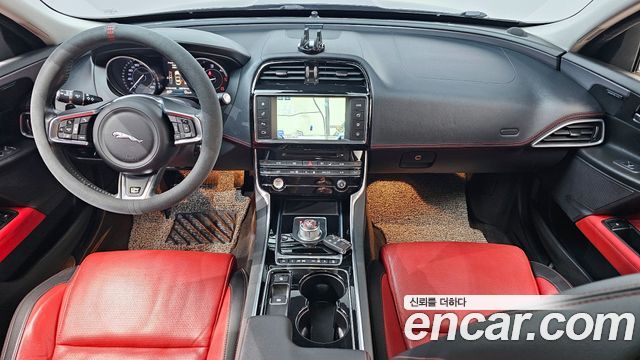 Jaguar XE — interior