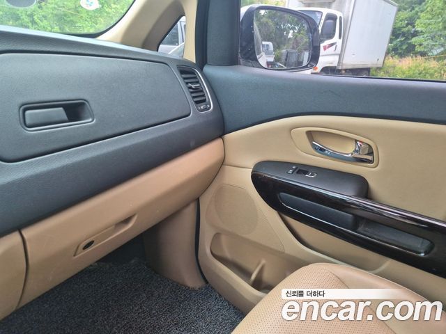 Kia Carnival — interior