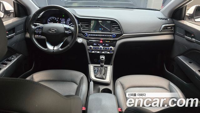Hyundai Avante — interior