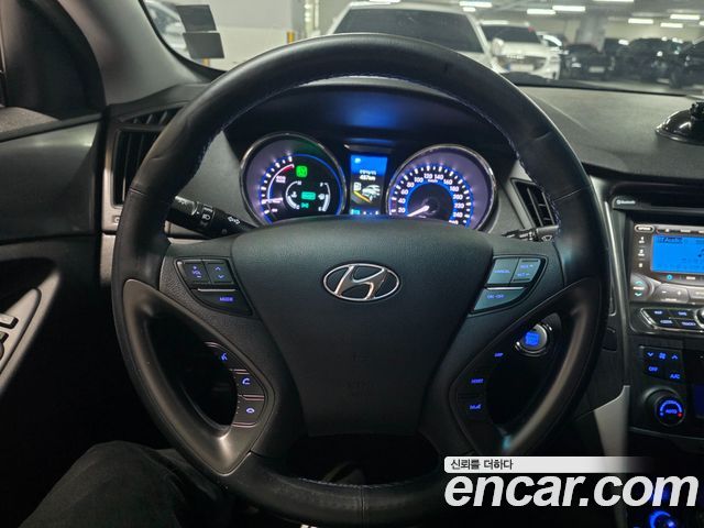 Hyundai Sonata — interior