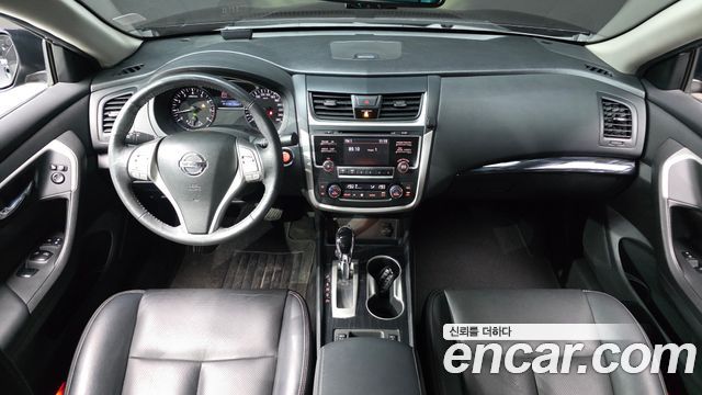 Nissan Altima — interior