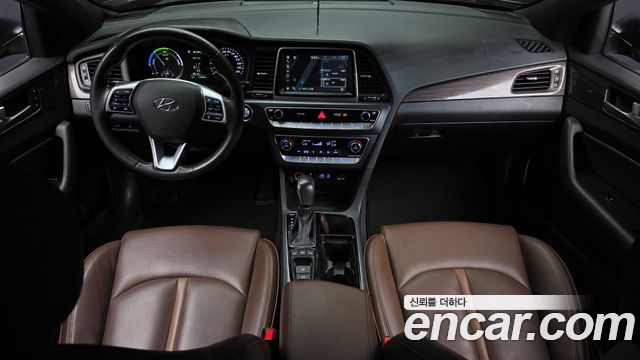Hyundai Sonata — interior
