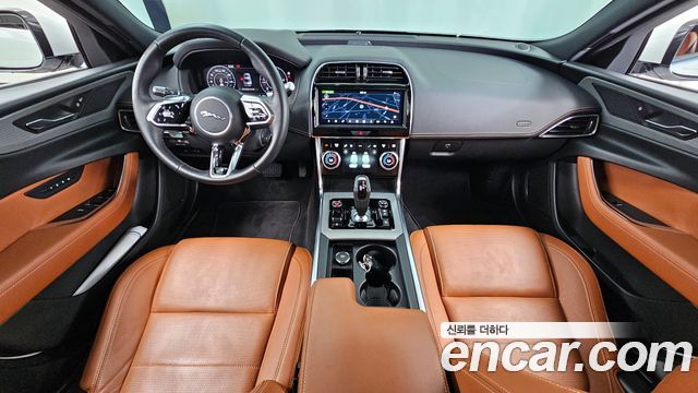 Jaguar XE — interior