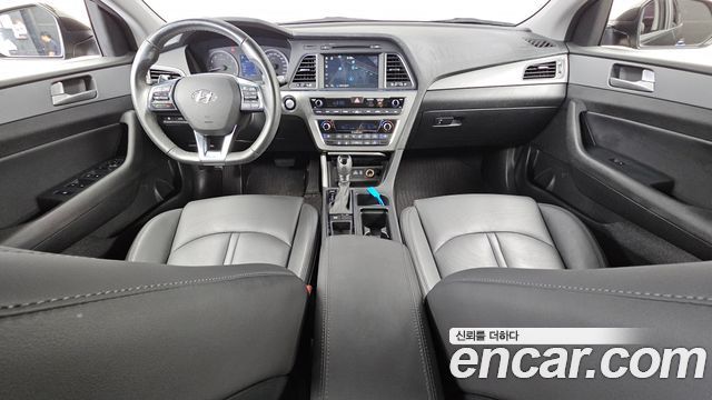 Hyundai Sonata — interior