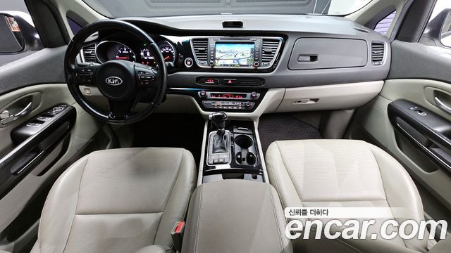 Kia Carnival — interior
