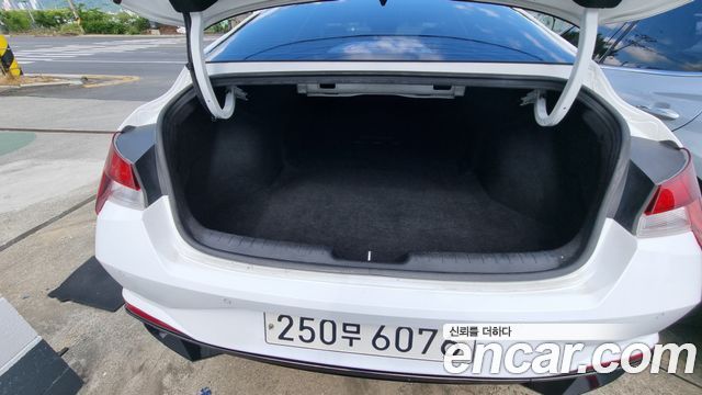 Hyundai Avante — interior