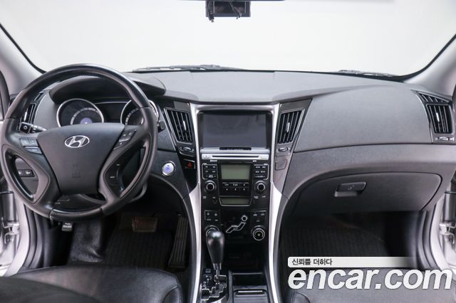 Hyundai Sonata — interior