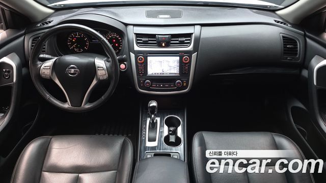 Nissan Altima — interior