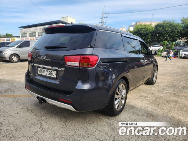 Kia Carnival — interior